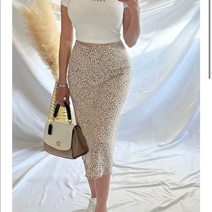 SKIRT WITH SIDE ZIPPER